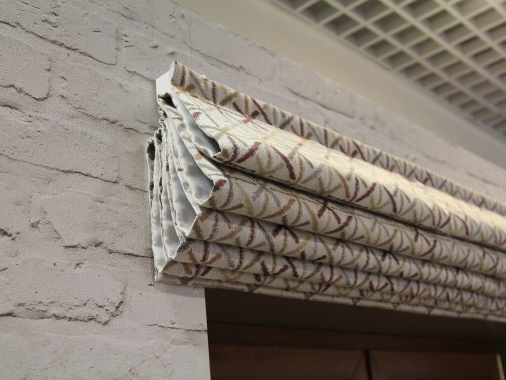 На фото Подъёмные римские шторы со складками (Арт 8961)